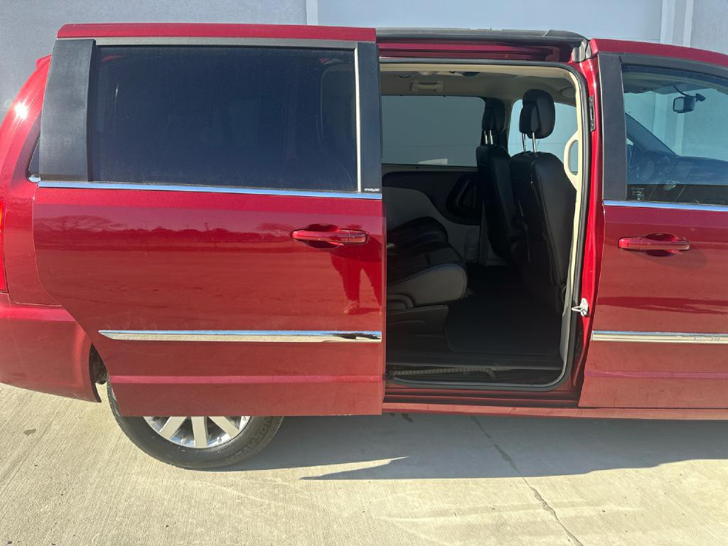 2014 Chrysler Town & Country Image 5