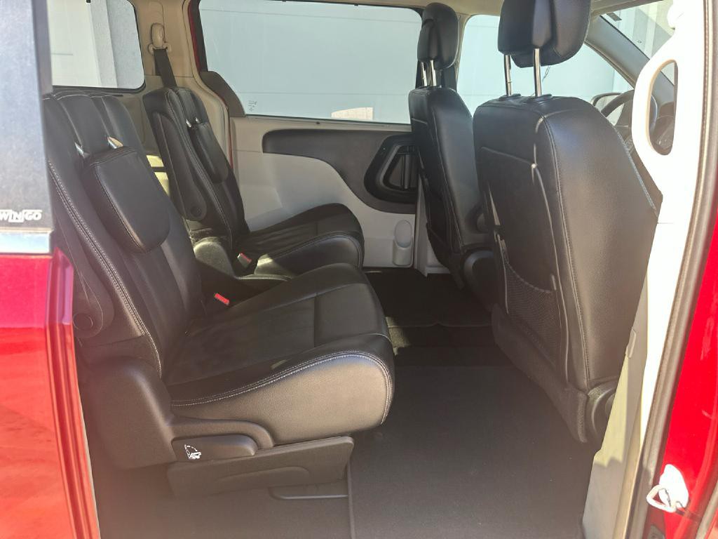 2014 Chrysler Town & Country Image 6