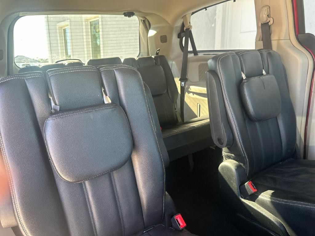 2014 Chrysler Town & Country Image 7