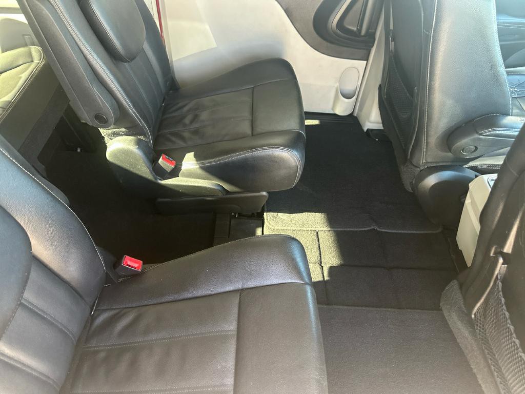 2014 Chrysler Town & Country Image 8