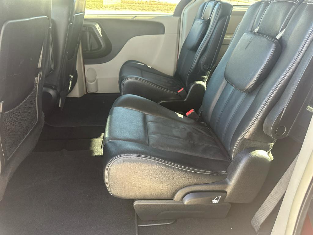 2014 Chrysler Town & Country Image 11