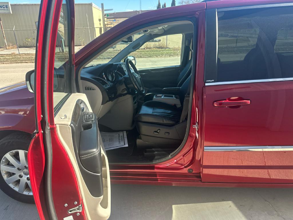 2014 Chrysler Town & Country Image 12