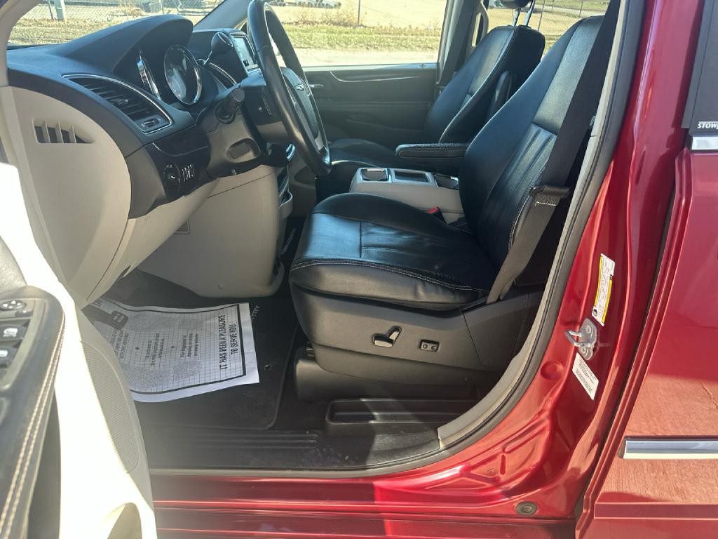 2014 Chrysler Town & Country Image 13