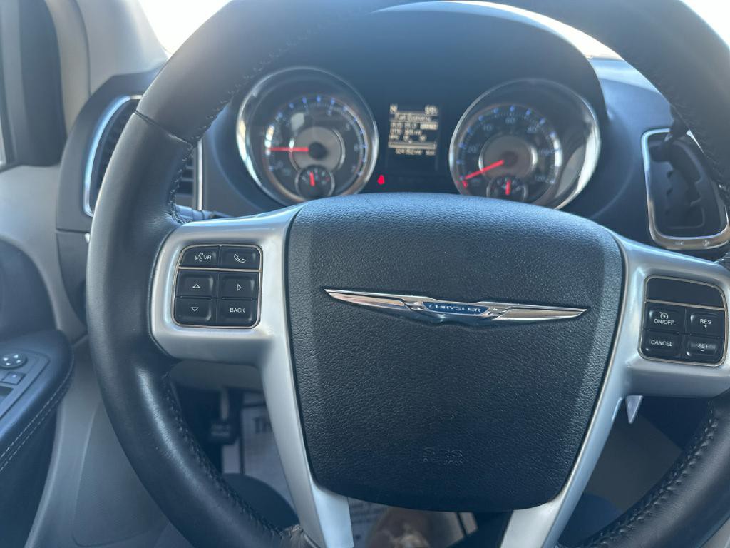 2014 Chrysler Town & Country Image 17