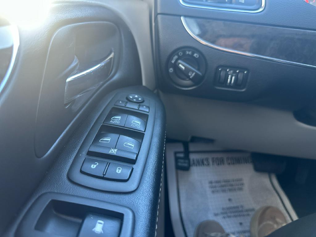 2014 Chrysler Town & Country Image 18