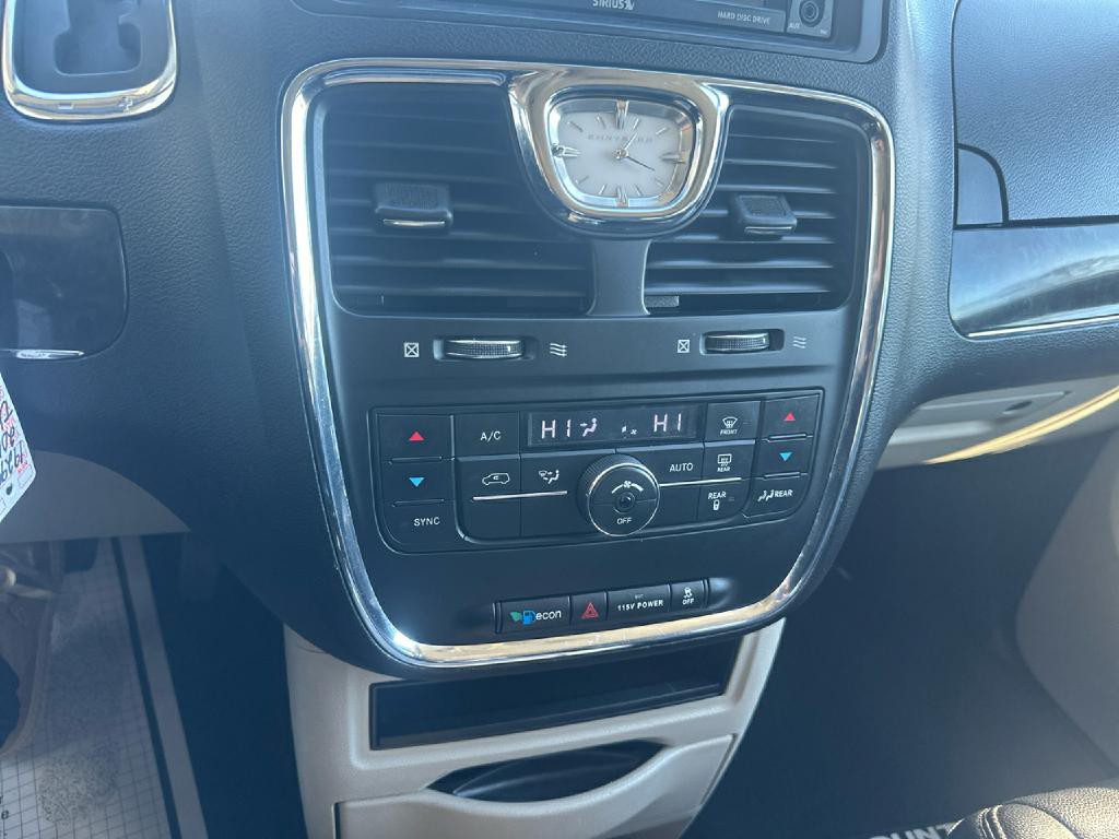 2014 Chrysler Town & Country Image 21