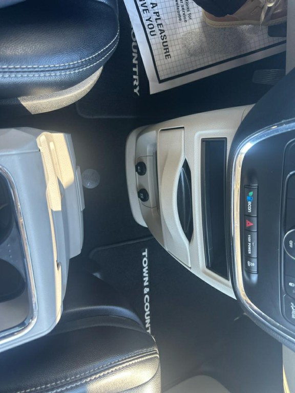 2014 Chrysler Town & Country Image 22