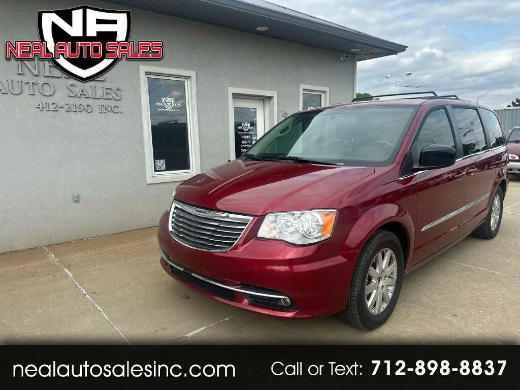 2016 Chrysler Town & Country Image 1