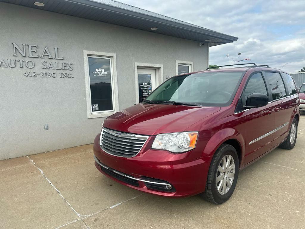 2016 Chrysler Town & Country Image 2