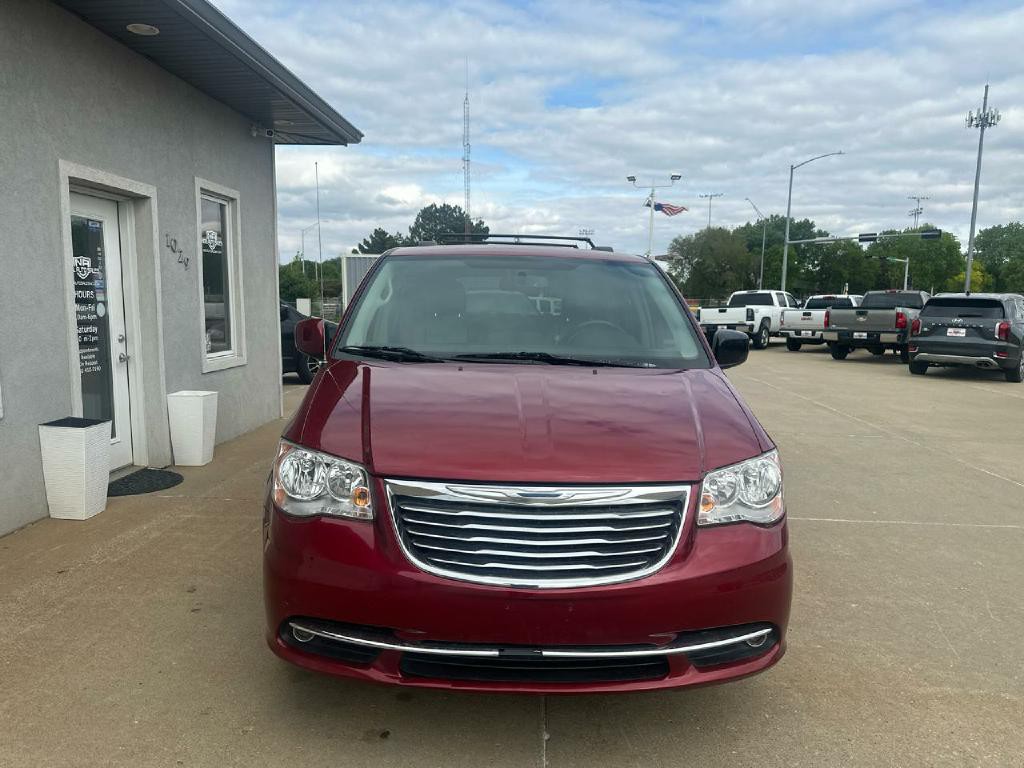 2016 Chrysler Town & Country Image 3