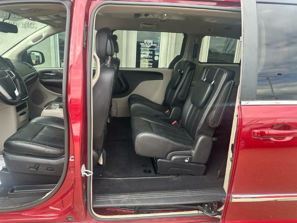 2016 Chrysler Town & Country Image 7
