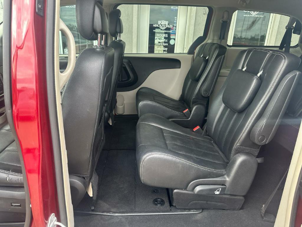 2016 Chrysler Town & Country Image 8