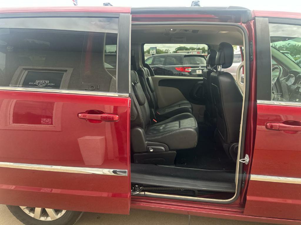 2016 Chrysler Town & Country Image 10