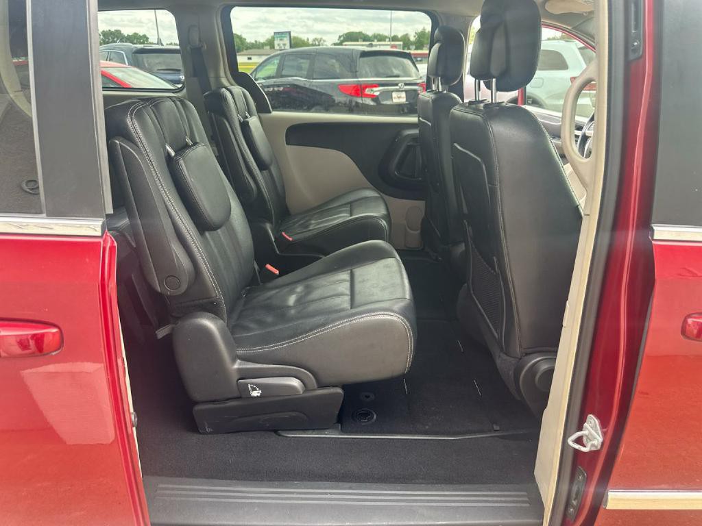 2016 Chrysler Town & Country Image 11