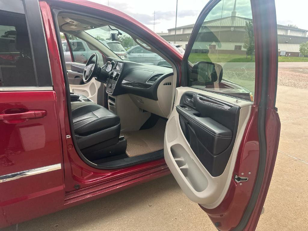 2016 Chrysler Town & Country Image 12