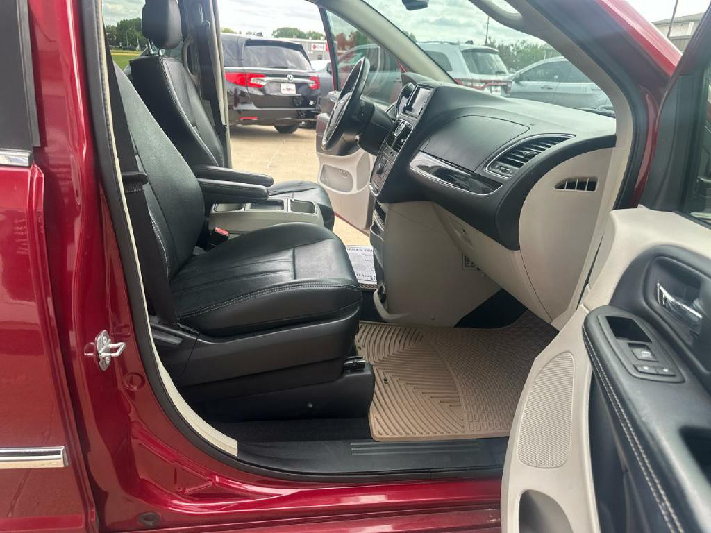2016 Chrysler Town & Country Image 13