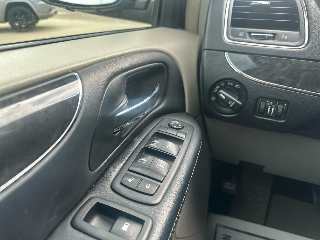 2016 Chrysler Town & Country Image 15