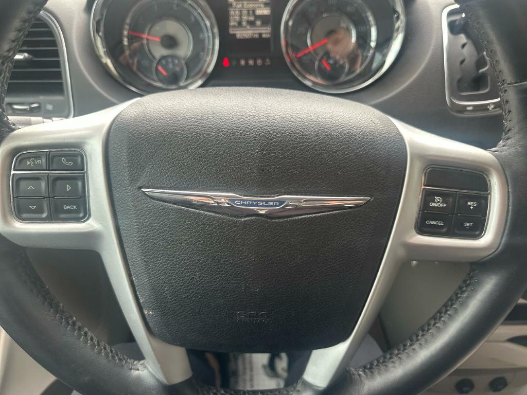 2016 Chrysler Town & Country Image 16