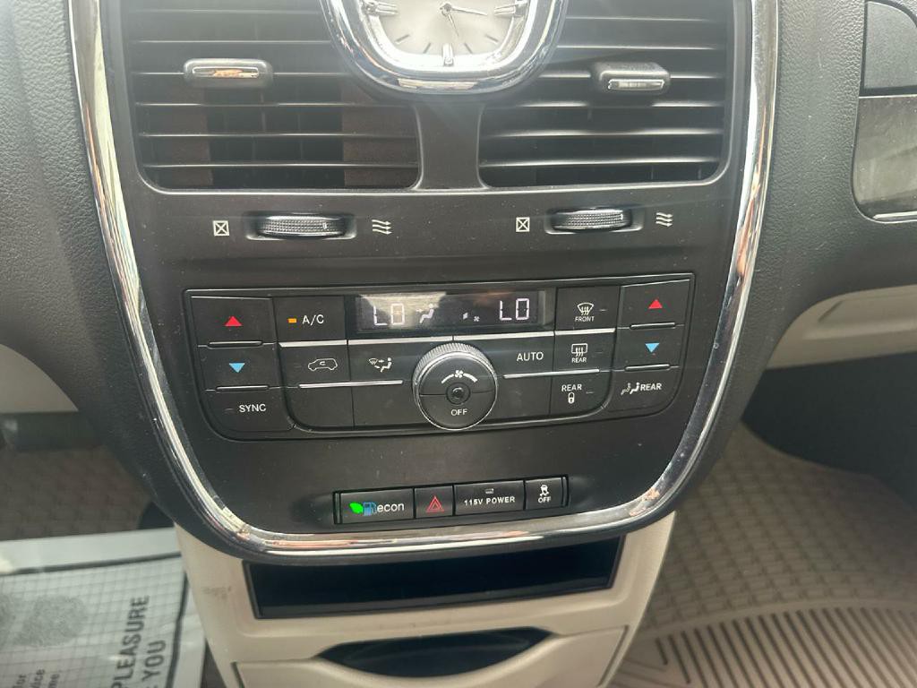2016 Chrysler Town & Country Image 18