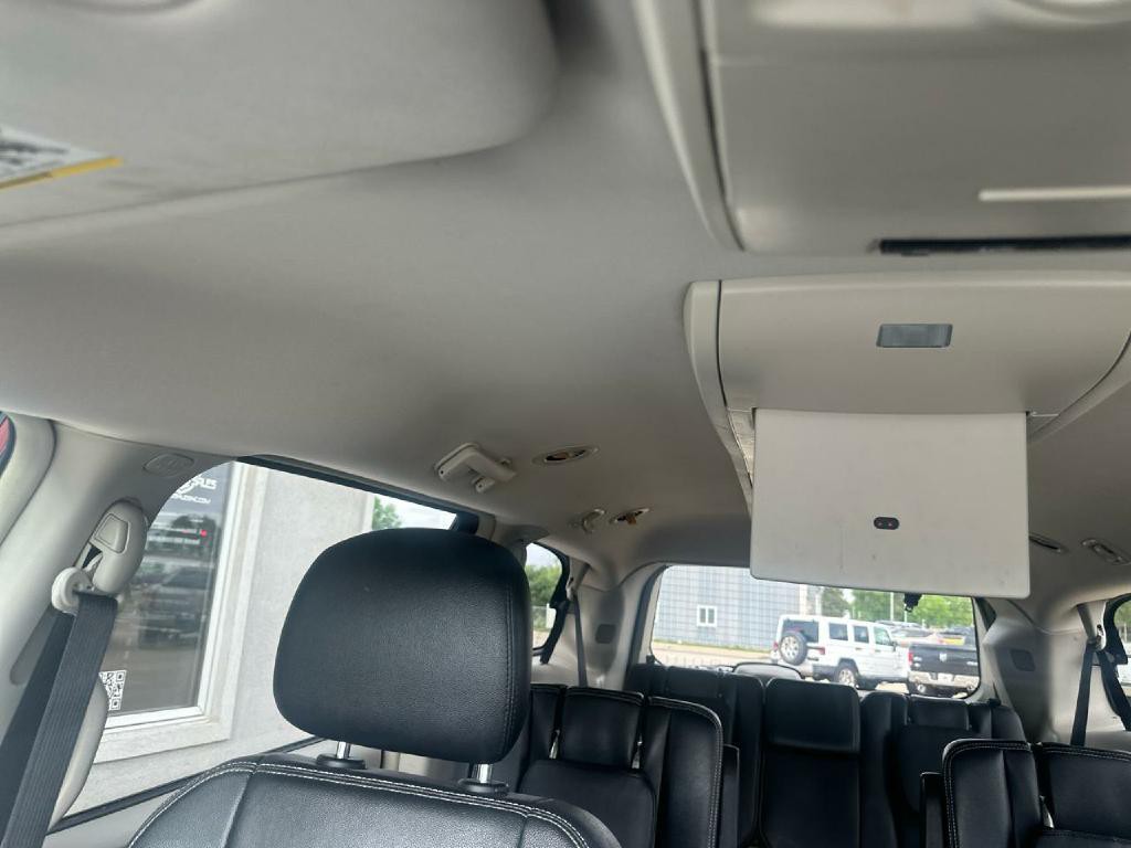 2016 Chrysler Town & Country Image 21