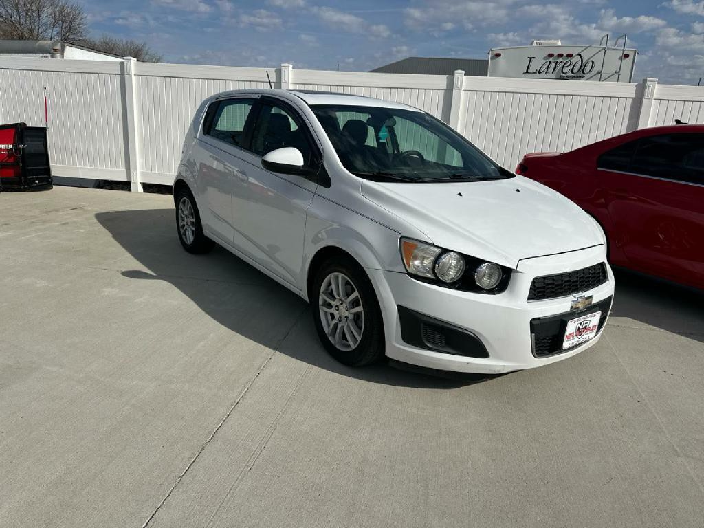 2015 Chevrolet Sonic Image 2