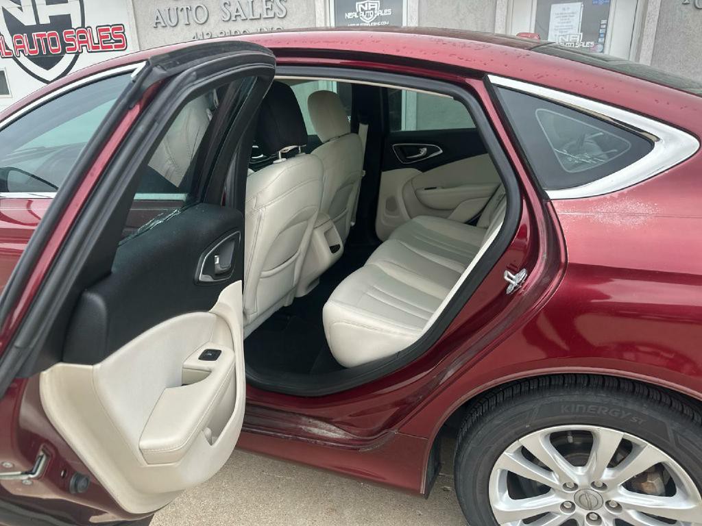 2015 Chrysler 200 Image 6