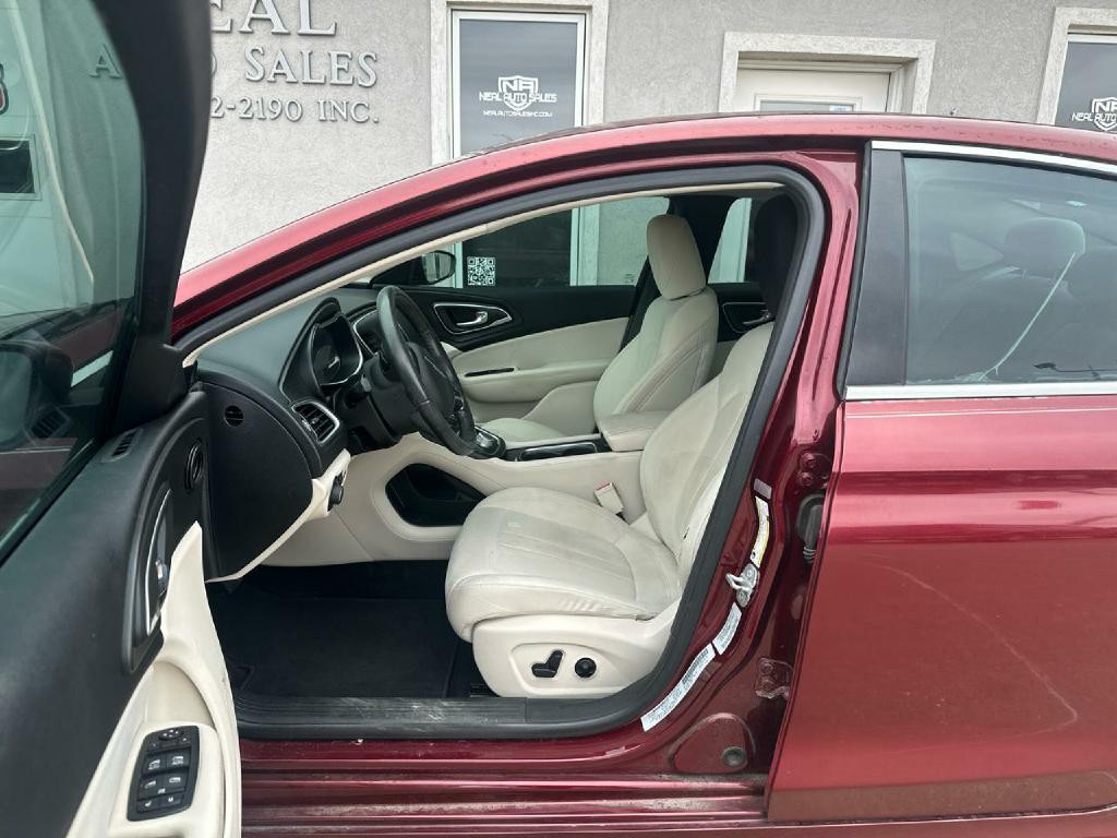 2015 Chrysler 200 Image 9