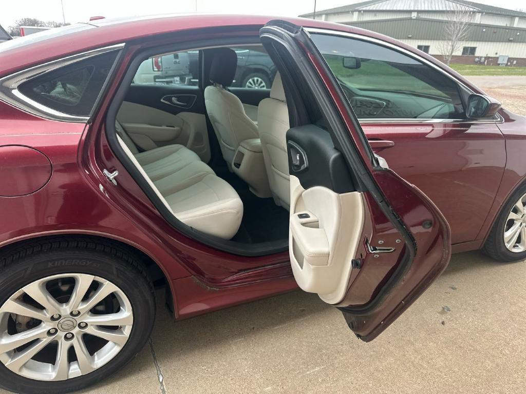2015 Chrysler 200 Image 10