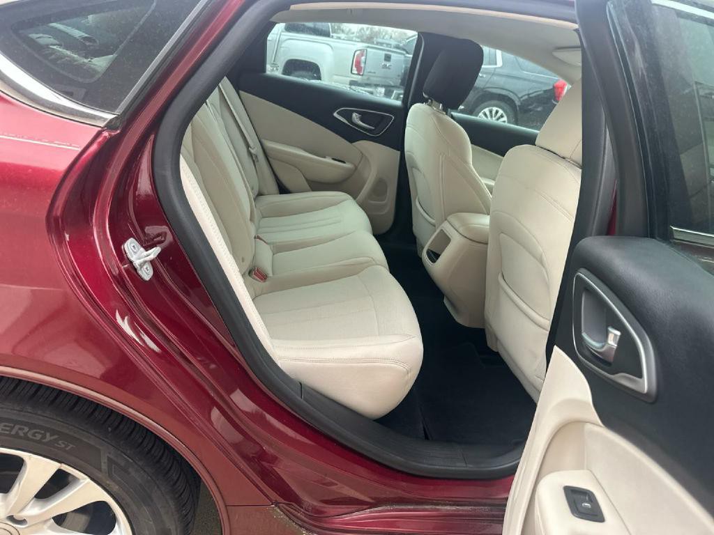 2015 Chrysler 200 Image 11
