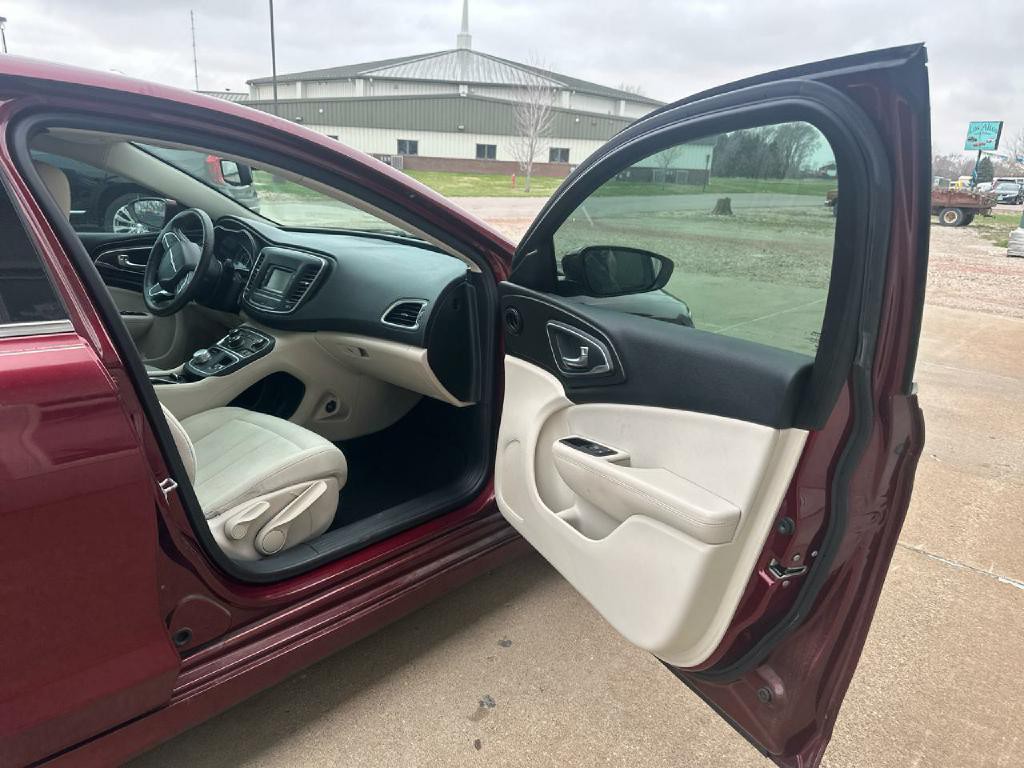 2015 Chrysler 200 Image 12
