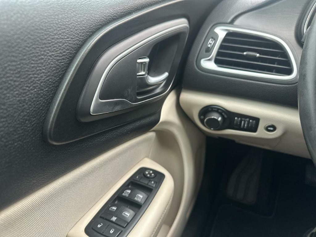 2015 Chrysler 200 Image 16