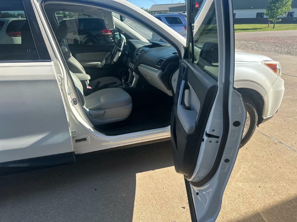 2016 Subaru Forester Image 16