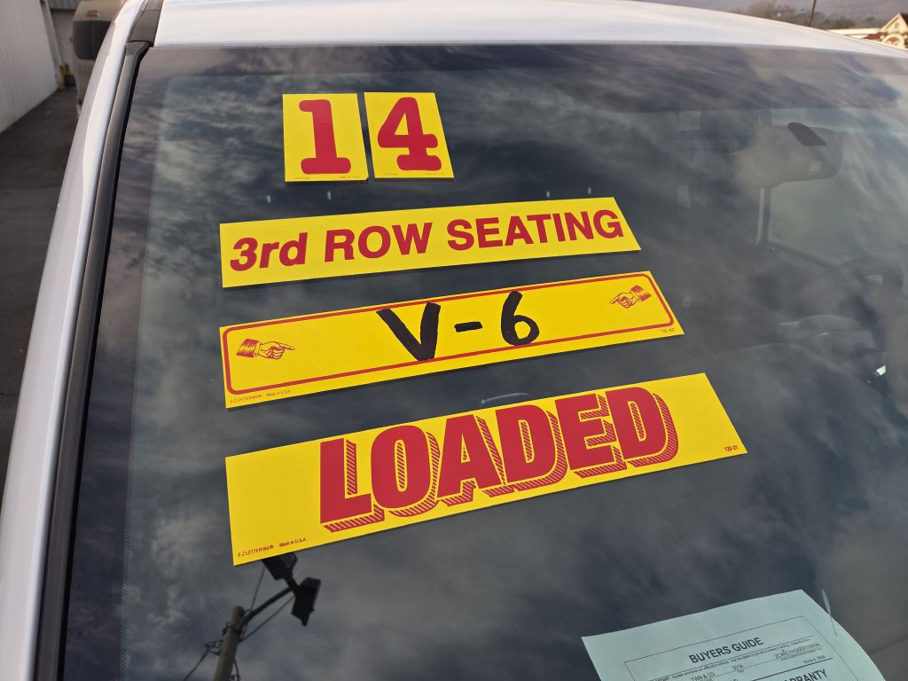 2014 Chrysler Town & Country Image 2