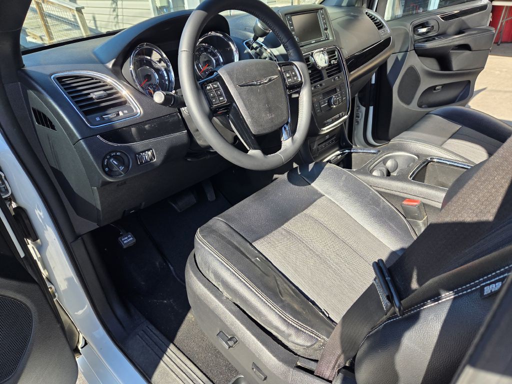 2014 Chrysler Town & Country Image 4