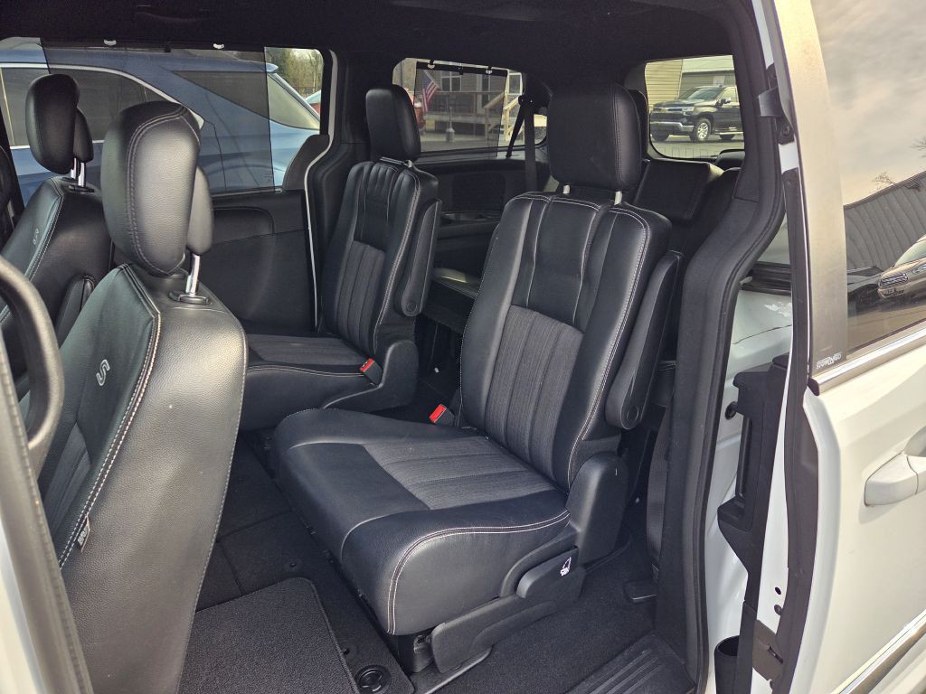 2014 Chrysler Town & Country Image 5