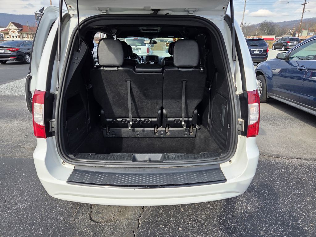 2014 Chrysler Town & Country Image 6