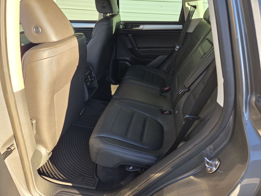 2017 Volkswagen Touareg Image 5
