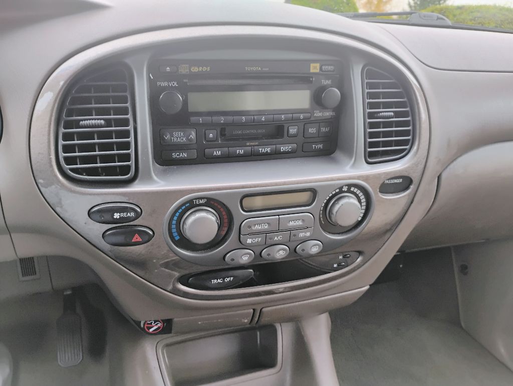 2003 Toyota Sequoia Image 9