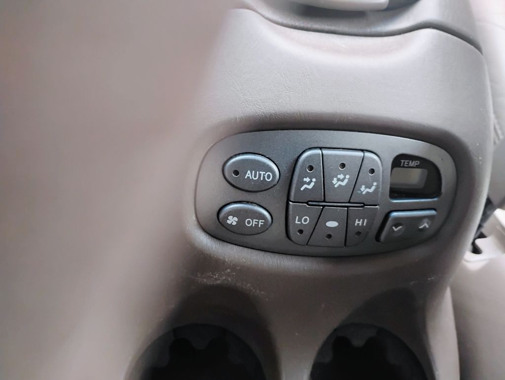 2003 Toyota Sequoia Image 10