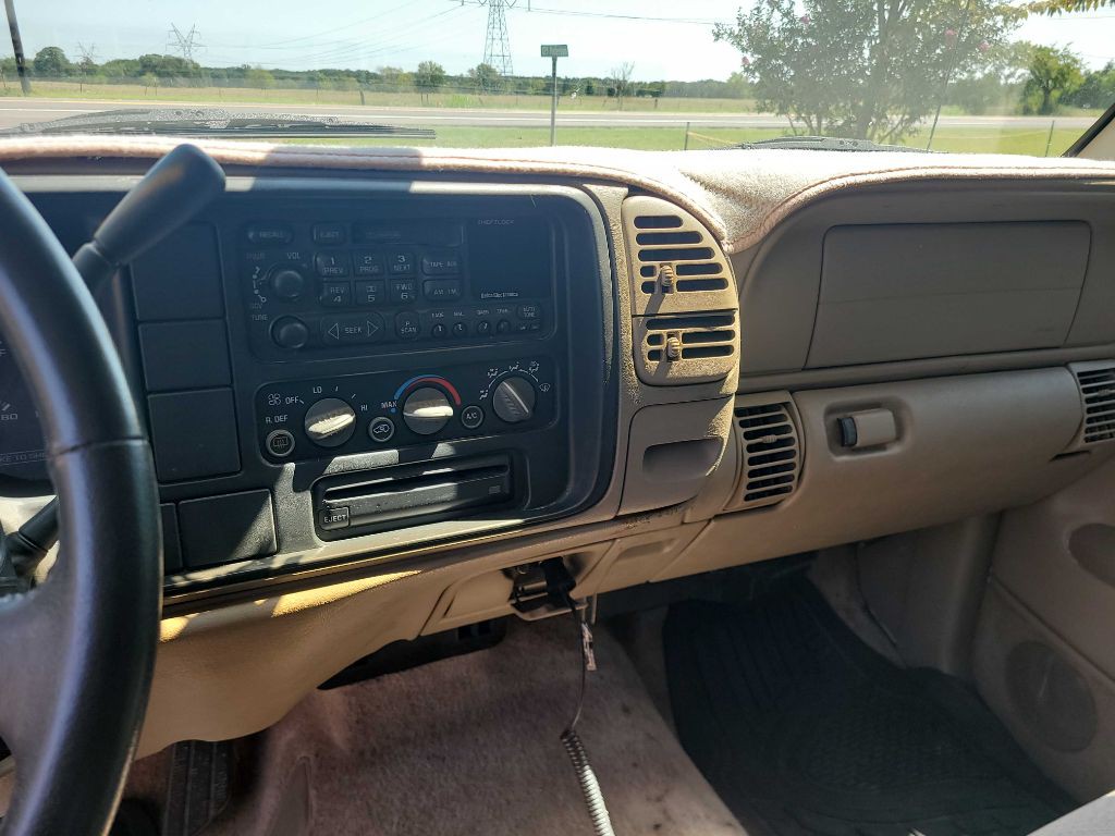 1999 Chevrolet Tahoe Image 12