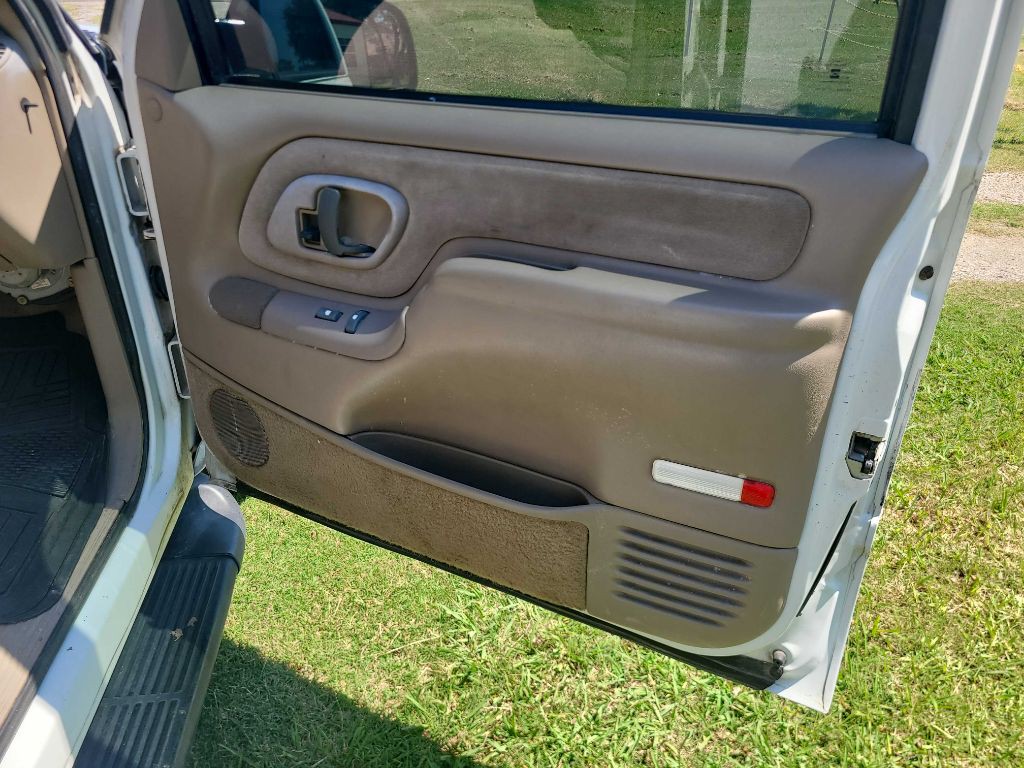 1999 Chevrolet Tahoe Image 22