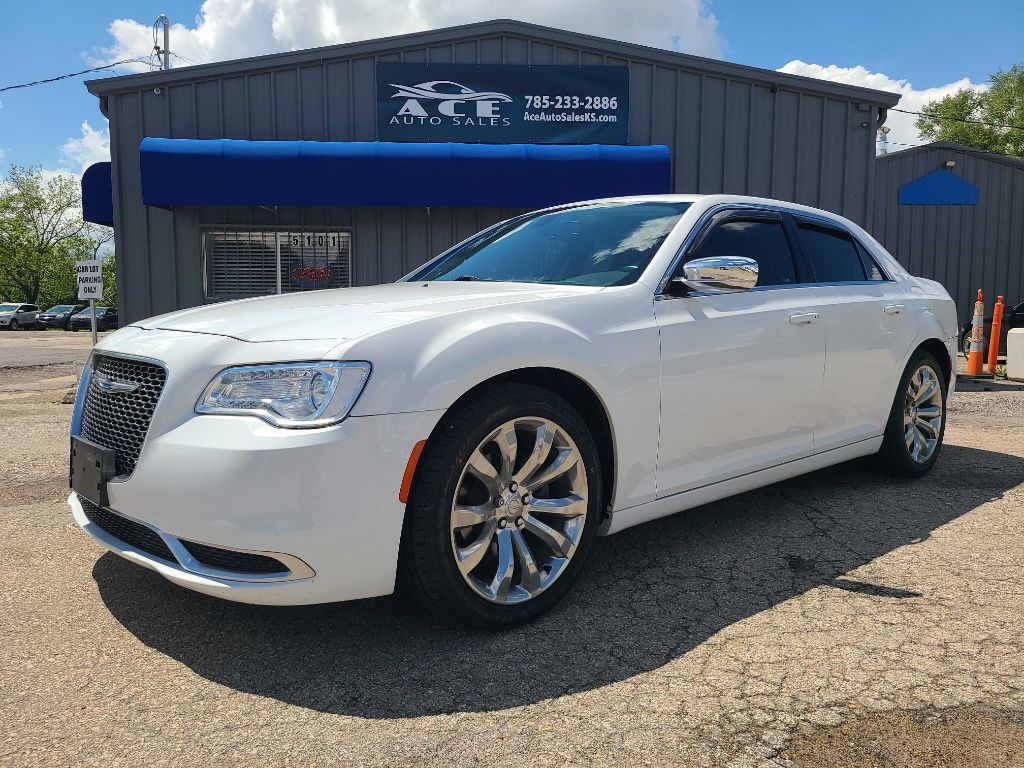 2017 Chrysler 300 Image 2