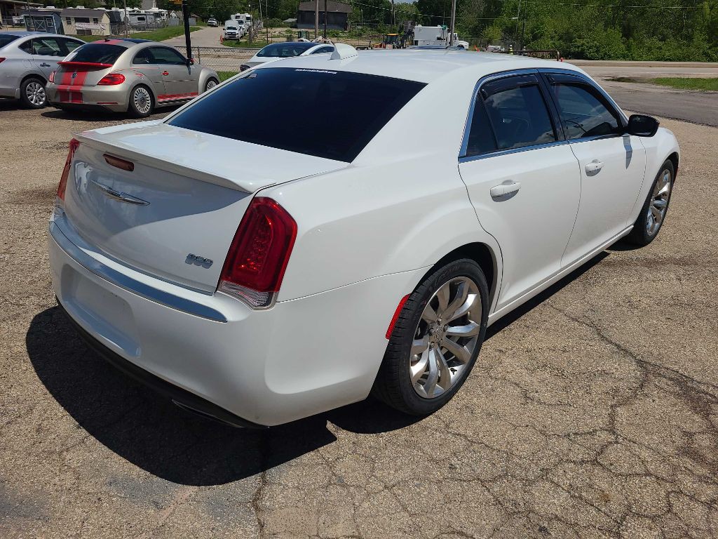 2017 Chrysler 300 Image 3