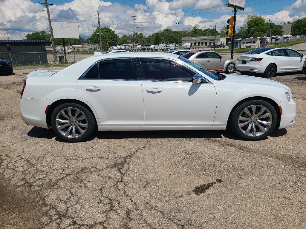2017 Chrysler 300 Image 4