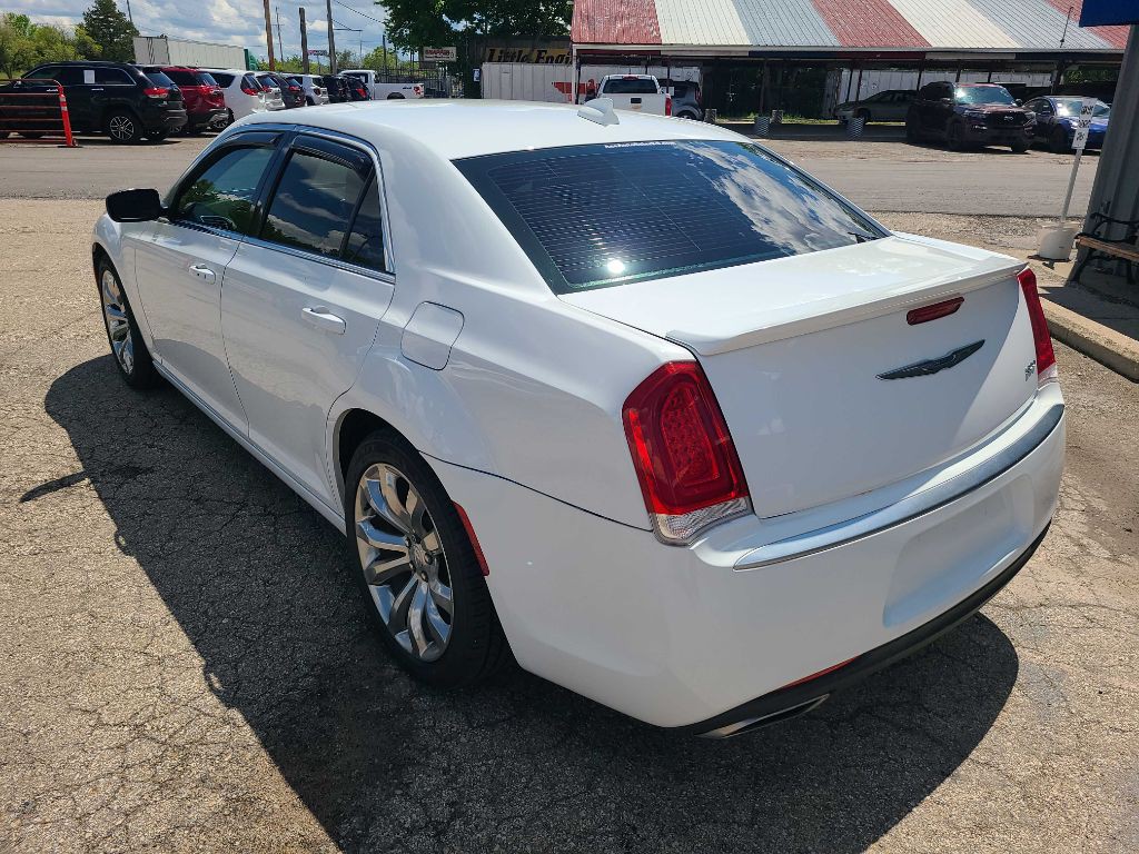 2017 Chrysler 300 Image 5