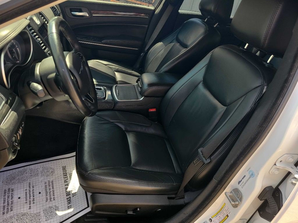 2017 Chrysler 300 Image 7