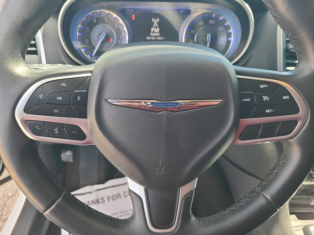 2017 Chrysler 300 Image 11