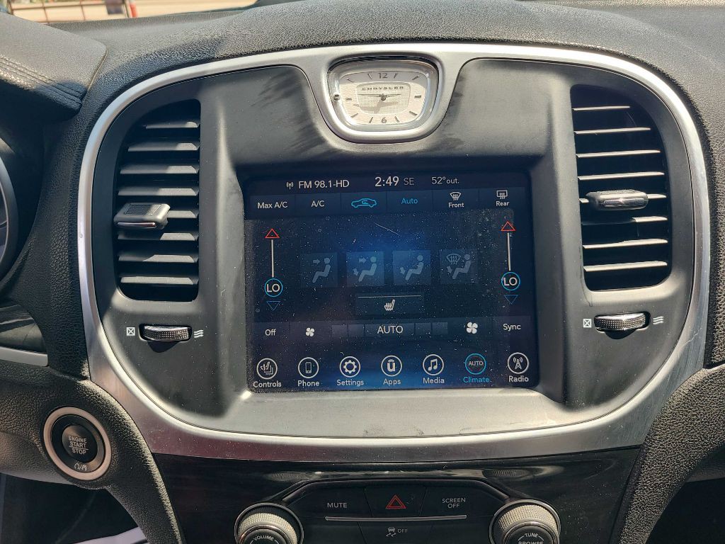 2017 Chrysler 300 Image 12