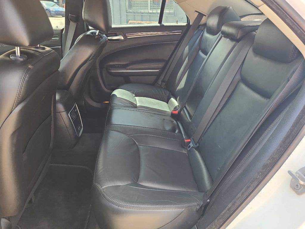 2017 Chrysler 300 Image 13
