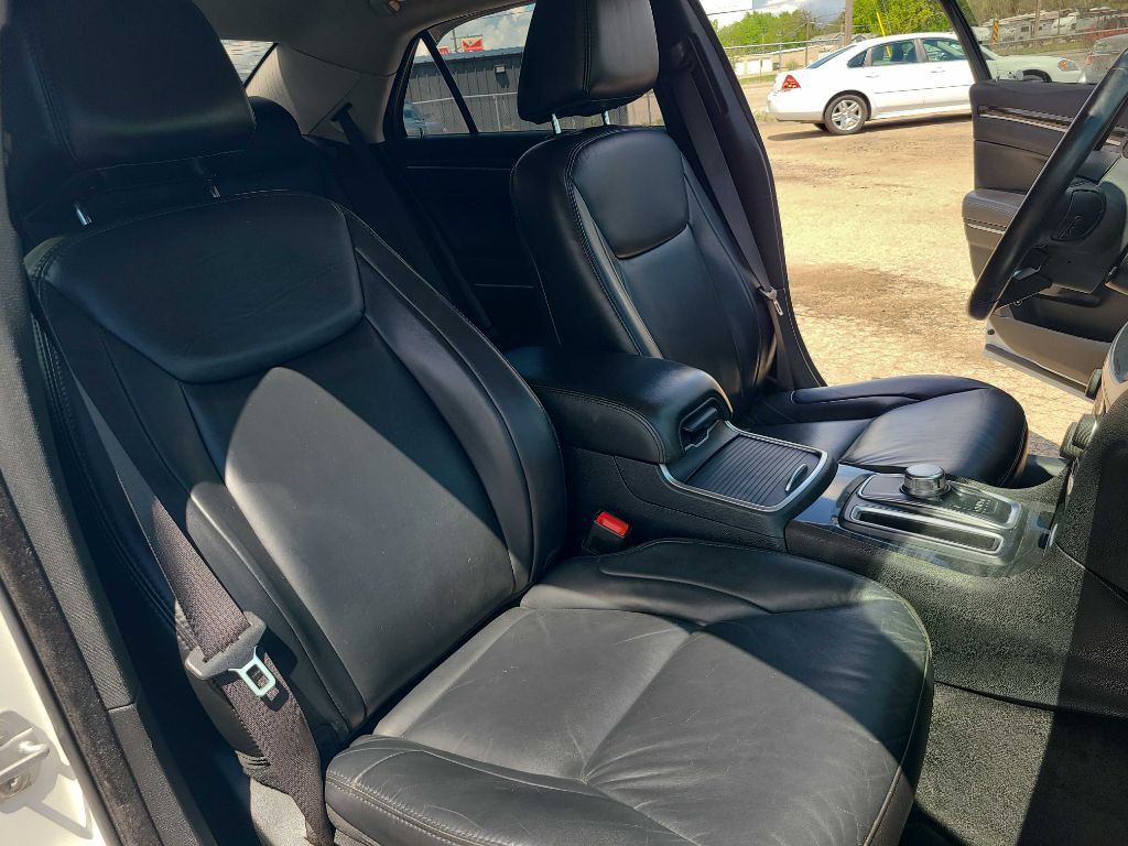 2017 Chrysler 300 Image 16